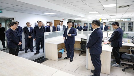 公司领导班子马年首个工作日走访慰问总部机关员工